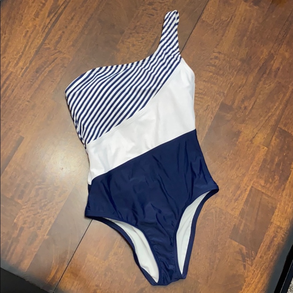 One shoulder swimsuit